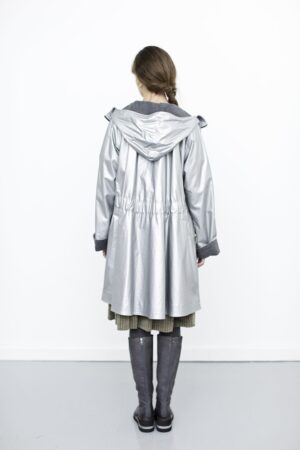 Sølv regnfrakke med lynlås og hætte