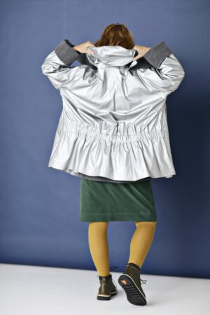 Short rainjacket with hood in silver