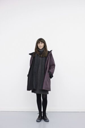 Raincoat with zipper and hood in plum