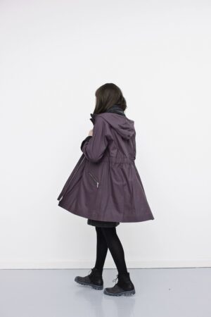 Raincoat with zipper and hood in plum