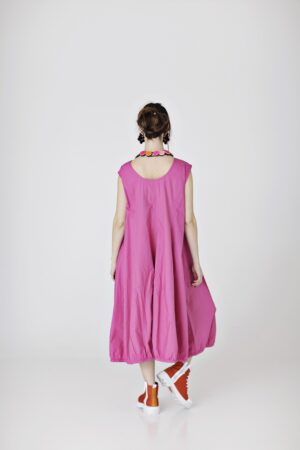 Lang pink kjole med prinsessesnit i øko bomuld