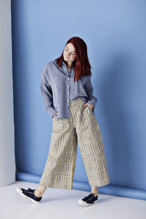 Summer trousers with cropped effect