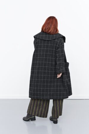 Oversize ternet uldfrakke med store lommer og krave