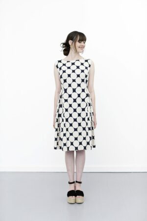 mc728c-dress with print-boat neckline-bådudskæring-grafisk print-store prikker-mcverdi-klassisk kjole-femining sommerkjole-1