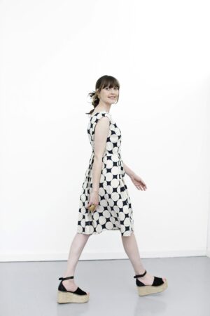 mc728c-dress with print-boat neckline-bådudskæring-grafisk print-store prikker-mcverdi-klassisk kjole-femining sommerkjole-2
