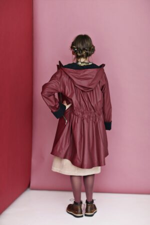 Bourgogne regnfrakke med lynlås og hætte