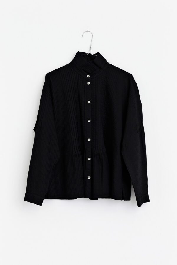 Kort svart skjorta med två typer av veck från Yacco Maricard
