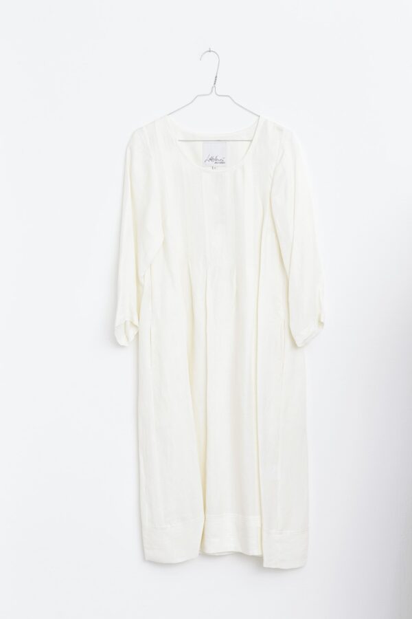 White dress with pleats in cupro/linen