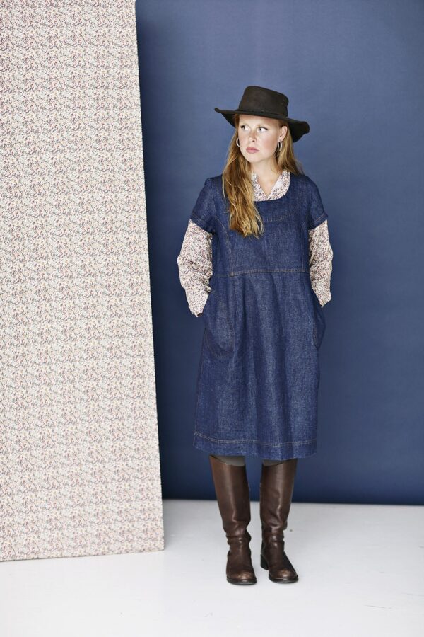 Simple fitted dress in hemp and organic cotton