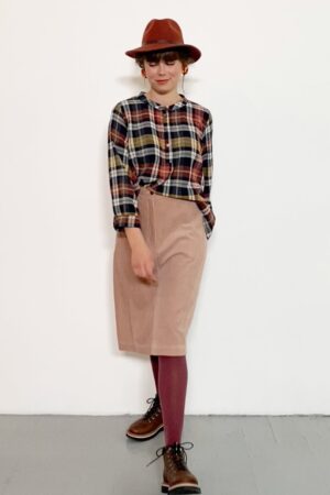 Blouse with multicoloured checks and wrinkles.
