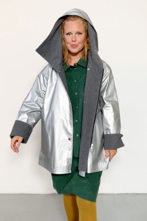 Short rainjacket with hood in silver