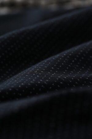 Tætsiddende sort småprikket kjole med ærmer