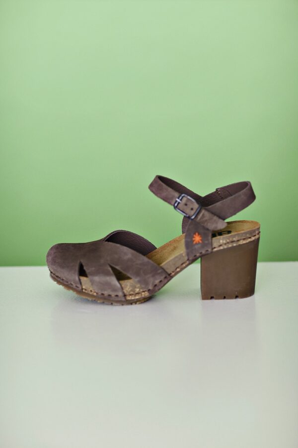 Mørk sandfarvet sandal med hæl fra Art