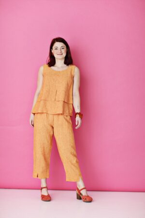 Loose trousers with elastic waistband in orange