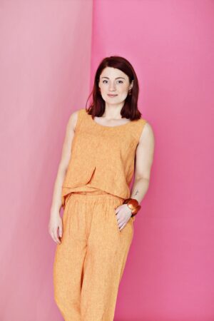 Loose trousers with elastic waistband in orange
