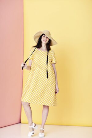 mc804b-ye-yellow-dress-dots-gul-prikker-kjole-mcverdi-2