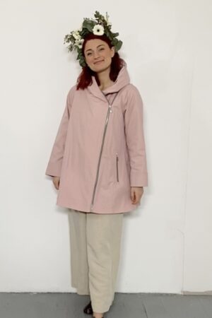 Rosa jakke med asymmetrisk lynlås og hætte