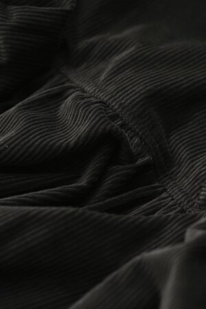 Kjole med læg i varm grå fløjl