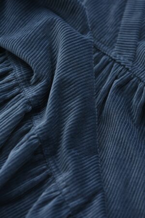 Volangklänning i en mörk blå sammet