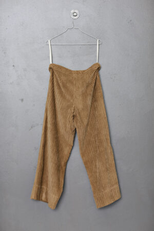 Pants in caramel-colored corduroy