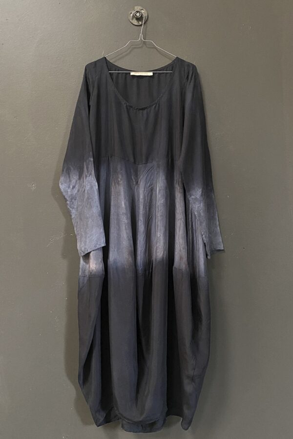 Långärmad handfärgad grå sidenklänning från Privatsachen