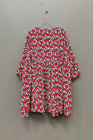 Kjole med løst fit i sort/rødt blomsterprint