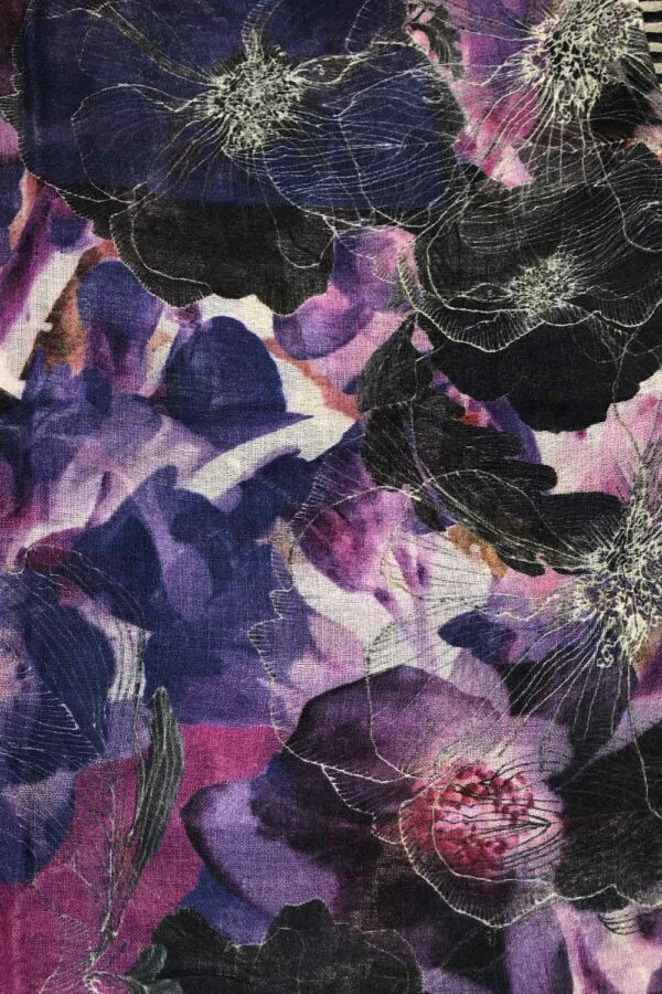 Tørklæde fra Signe Kejlbo med blomster i lilla nuancer
