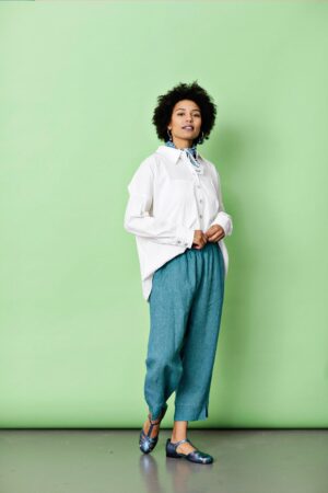 Blue capri trousers in 100% linen