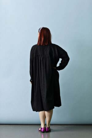 Lang, sort tunika kjole med løst fit