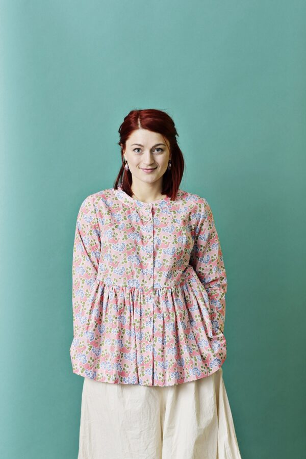 Button blouse with rose/blue print