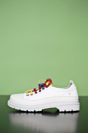 Coola vita sneakers med grov gummisula