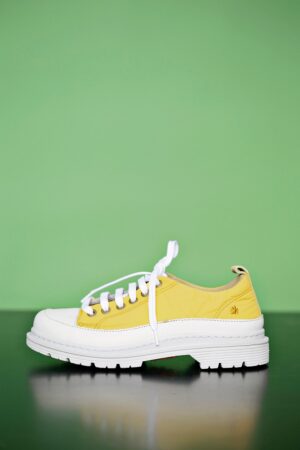 Sneakers med grov gummisål i gul