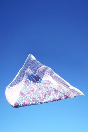 Fyrkantig halsduk i blått/rosa blocktryck från Zen Ethic