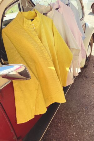 Sommer gul YaccoMaricard skjorte med asymmetrisk lukning