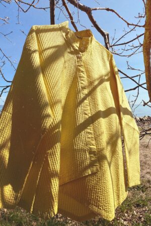 Sommer gul YaccoMaricard skjorte med asymmetrisk lukning