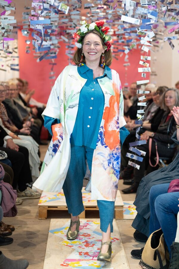 Frakke med farverigt blomsterprint fra McVERDI X Signe Kejlbo