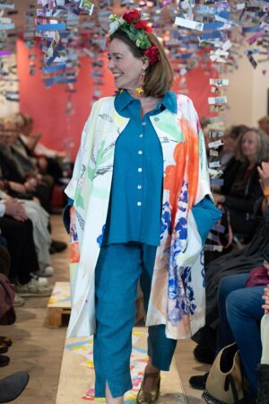 Frakke med farverigt blomsterprint fra McVERDI X Signe Kejlbo
