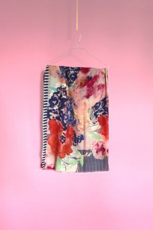 Tørklæde fra Signe Kejlbo X McVERDI med abstrakte blomster