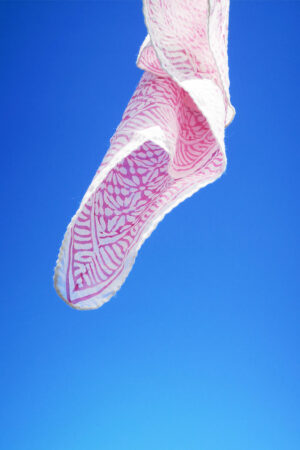 Kvadratisk tørklæde i pink/hvidt blockprint fra Zen Ethic