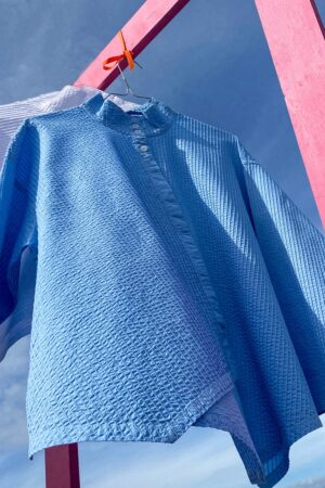 Himmelblå YaccoMaricard skjorte med asymmetrisk lukning