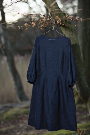 Mørkeblå kjole med smal silhuet