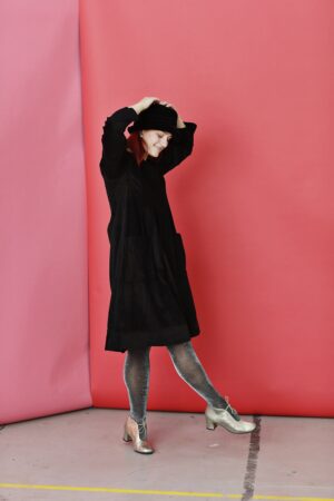 mc866c-black-corduroy dress-mcverdi-vinterkjole i fløjl-sort kjole-2