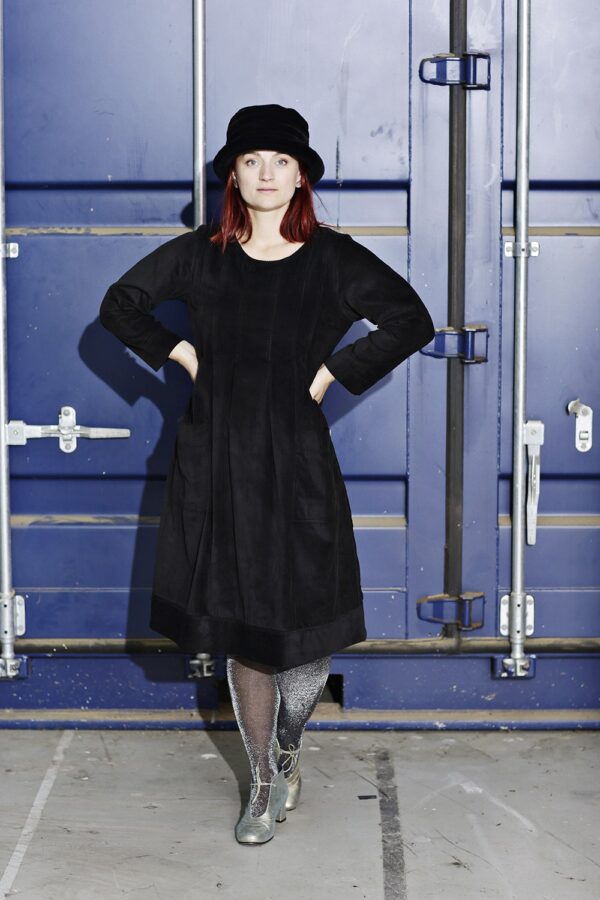 mc866c-black-corduroy dress-mcverdi-vinterkjole i fløjl-sort kjole-4