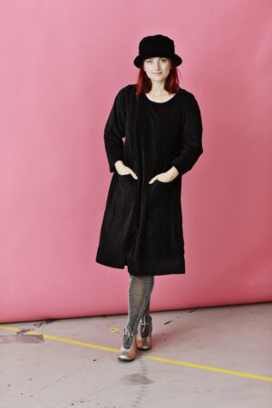 mc866c-black-corduroy dress-mcverdi-vinterkjole i fløjl-sort kjole-6