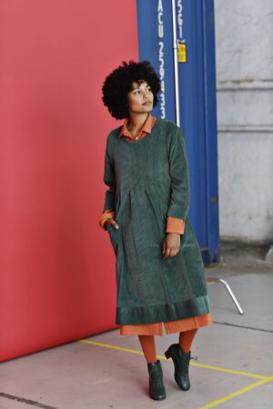 mc866c-green-corduroy dress-fløjlskjole med læg-grøn kjole-mcverdi-5