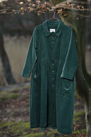Skjortklänning i bred ribbad, grön sammet