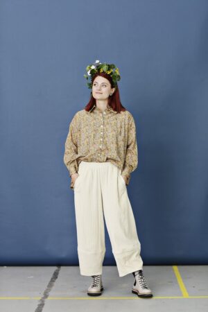 White corduroy trousers with elastic