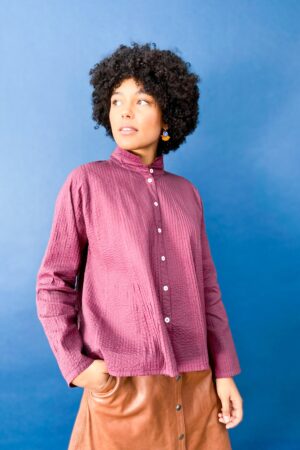Short shirt in wine red with vertical pintucks from YaccoMaricard