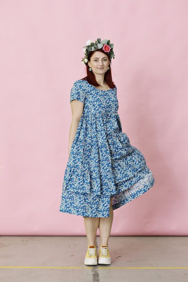 udkast Skyldfølelse falanks blå blomstret kjole | Liberty | flæsekjole | McVERDI dansk design