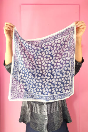 Kvadratisk tørklæde med blade i blåt /hvidt blockprint fra Zen Ethic